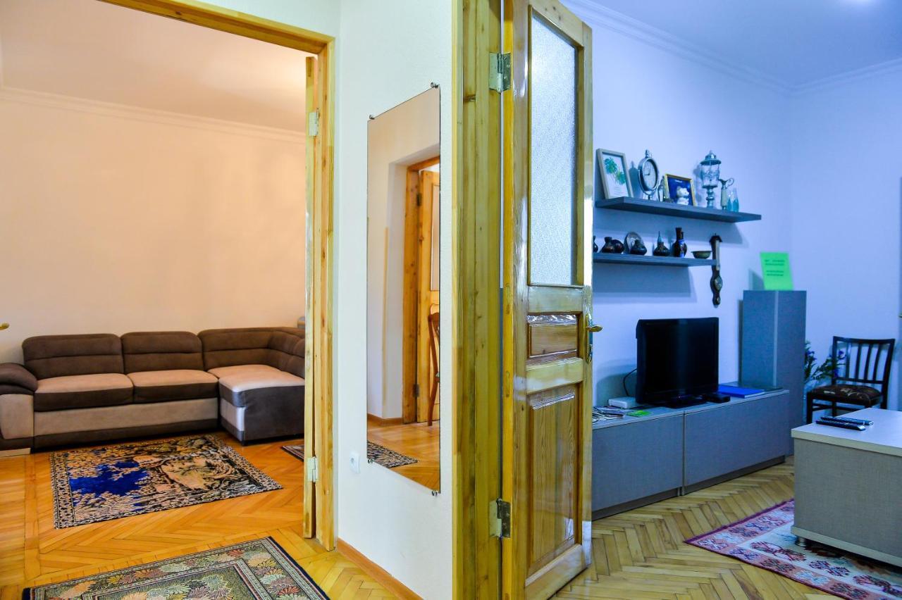 Apartment On Rustaveli Avenue Kutaisi Exterior photo
